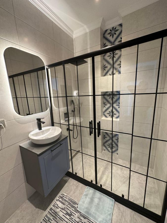 Center Of City In Besiktas 2 Plus 1 With 2 Bathroom And 3 Air Conditioner Istanbul Ngoại thất bức ảnh