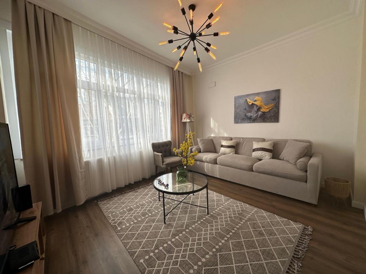 Center Of City In Besiktas 2 Plus 1 With 2 Bathroom And 3 Air Conditioner Istanbul Ngoại thất bức ảnh